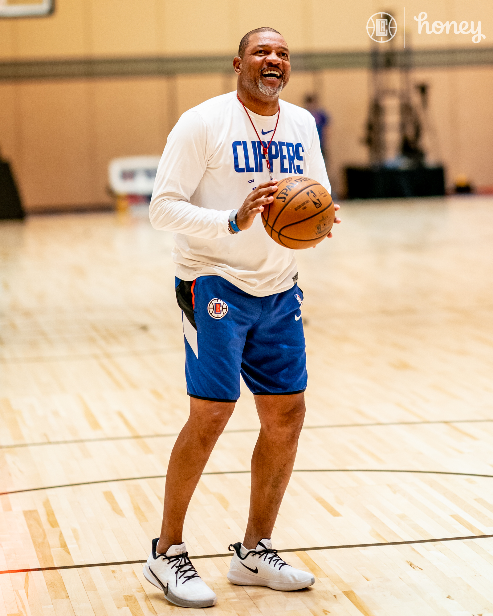 包含莱万多夫斯基迎来五赛季高光表现，老鹰球迷沸腾！的词条